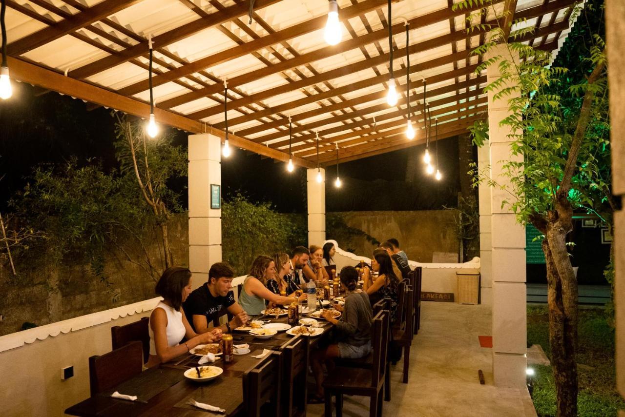 Plantation Surf Inn & Restaurant - Midigama East Exterior foto