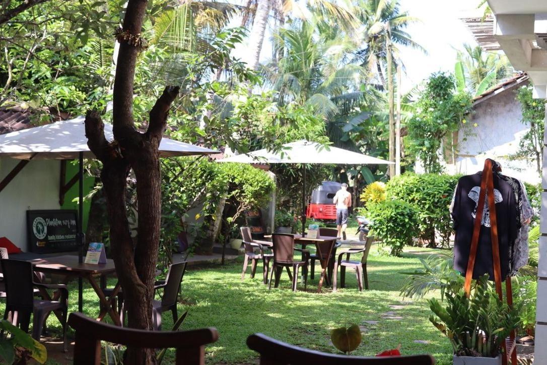 Plantation Surf Inn & Restaurant - Midigama East Exterior foto