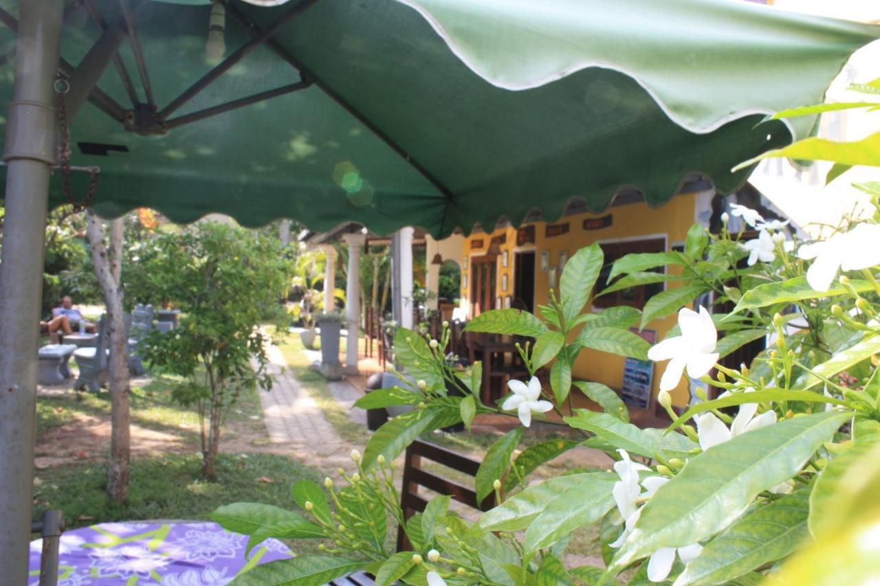Plantation Surf Inn & Restaurant - Midigama East Exterior foto